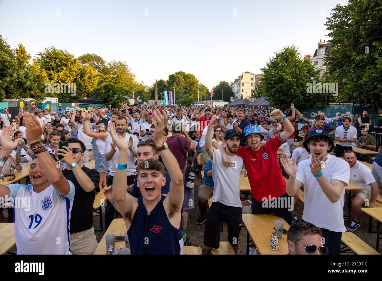Central Park, Brighton, Royaume-Uni. Supporters à l'Euro Fanzone, 4theFans, Central Park, Brighton à l'Angleterre V Slovénie Fanzone Big Screen Brighton. David Smith/Alamy 25 juin 2024 Banque D'Images