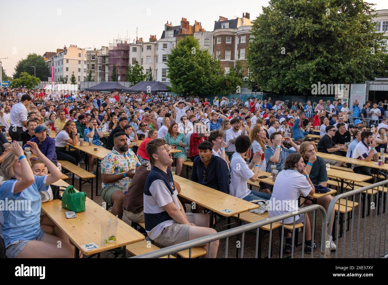 Central Park, Brighton, Royaume-Uni. Supporters à l'Euro Fanzone, 4theFans, Central Park, Brighton à l'Angleterre V Slovénie Fanzone Big Screen Brighton. David Smith/Alamy 25 juin 2024 Banque D'Images