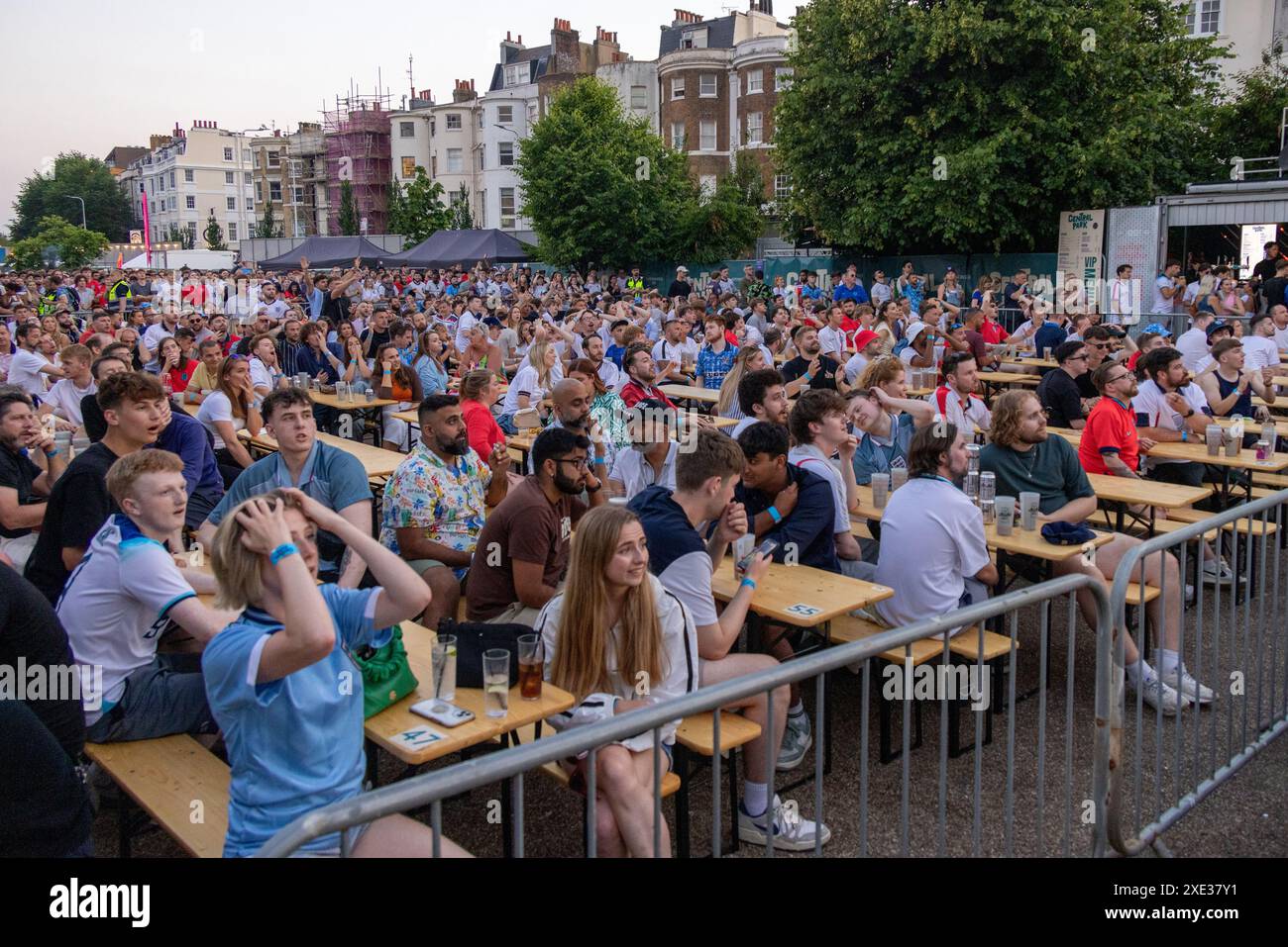 Central Park, Brighton, Royaume-Uni. Supporters à l'Euro Fanzone, 4theFans, Central Park, Brighton à l'Angleterre V Slovénie Fanzone Big Screen Brighton. David Smith/Alamy 25 juin 2024 Banque D'Images