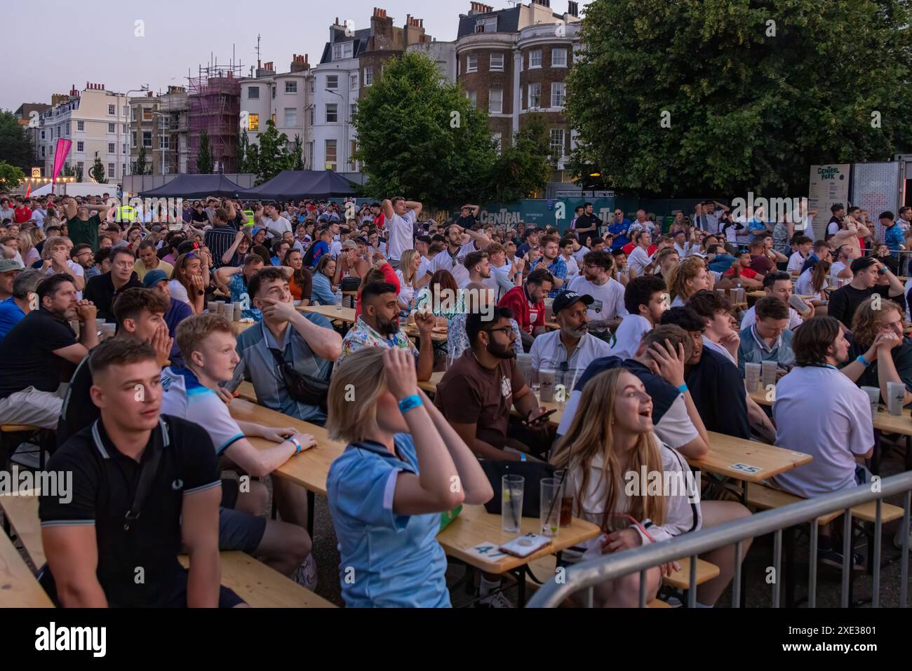 Central Park, Brighton, Royaume-Uni. Supporters à l'Euro Fanzone, 4theFans, Central Park, Brighton à l'Angleterre V Slovénie Fanzone Big Screen Brighton. David Smith/Alamy 25 juin 2024 Banque D'Images