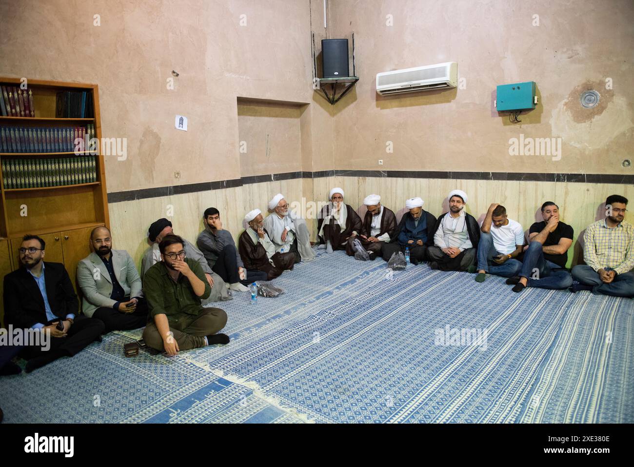 Téhéran, Iran. 24 juin 2024. Des religieux et des Iraniens assistent à une réunion de religieux soutenant le candidat réformiste Masoud Pezeshkian pour l'élection présidentielle iranienne du 28 juin dans la maison de Ruhollah Khomeini, fondateur de la République islamique d'Iran, à Jamaran Hussainiya, Téhéran, Iran, le 24 juin, 2024. (photo de Sobhan Farajvan/Pacific Press/Sipa USA) crédit : Sipa USA/Alamy Live News Banque D'Images