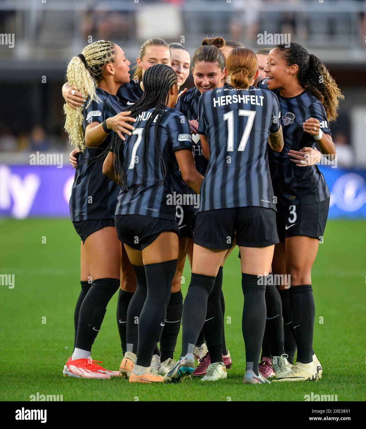 Washington, DC - 25 mai : les joueurs de Washington Spirit célèbrent après avoir marqué contre le règne de Seattle à Audi Field le 25 mai 2024 à Washington, Banque D'Images