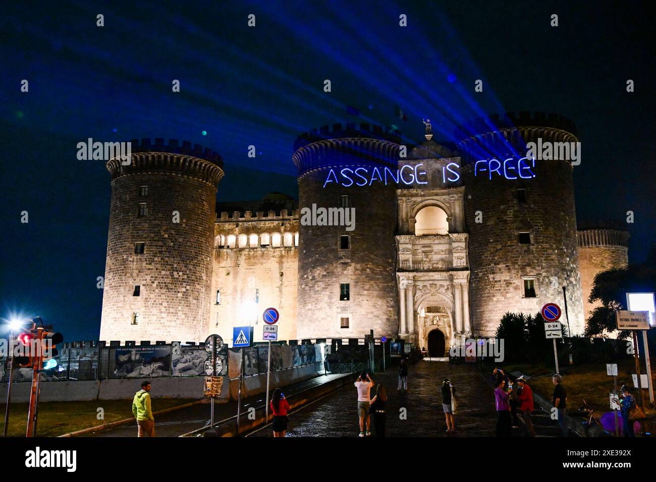 Free Assange, inscription laser sur Maschio Angioino à Naples L'écriture consacrée à la libération d'Assange projetée au laser par les militants du réseau FreeAssangeNapoli sur la façade du château Maschio Angioino à Naples, Italie, 25 juin CF2 3702 Copyright : xAntonioxBalascox Banque D'Images