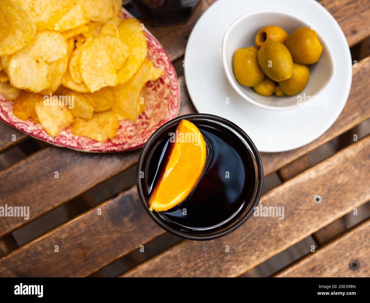 Verre à la bouche avec tapas, apéritif espagnol populaire Banque D'Images