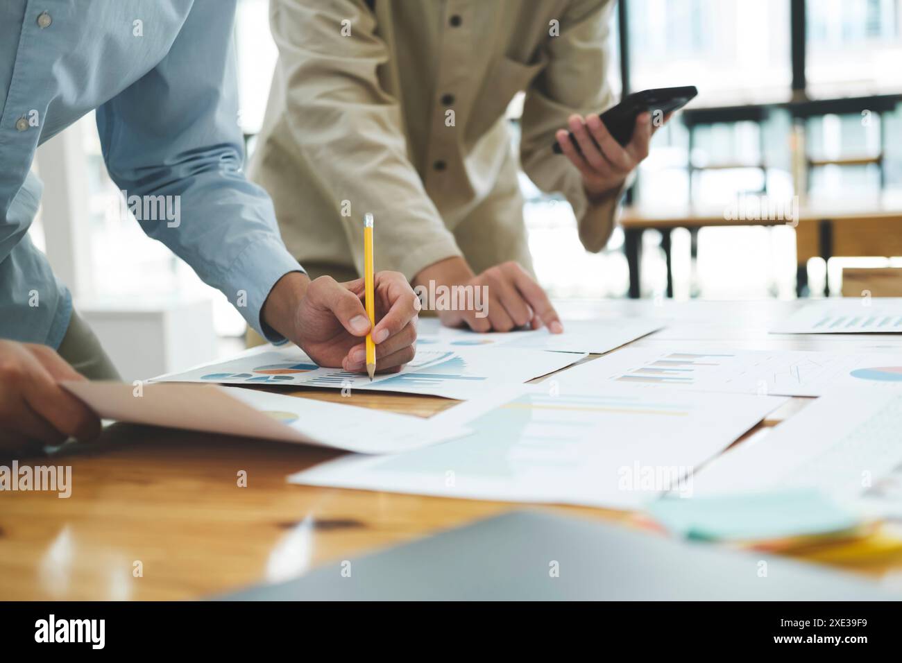 Réunion d'équipe d'hommes d'affaires pour discuter de l'investissement. Banque D'Images