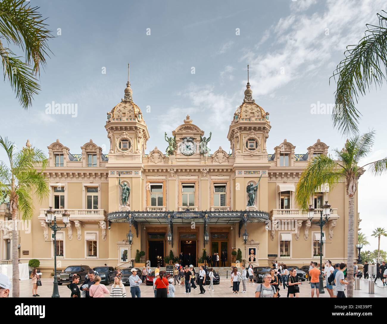 Monaco, Monte-Carlo, 21 octobre 2022 : Square Casino Monte-Carlo au beau jour, vie riche, les touristes prennent des photos du landmar Banque D'Images