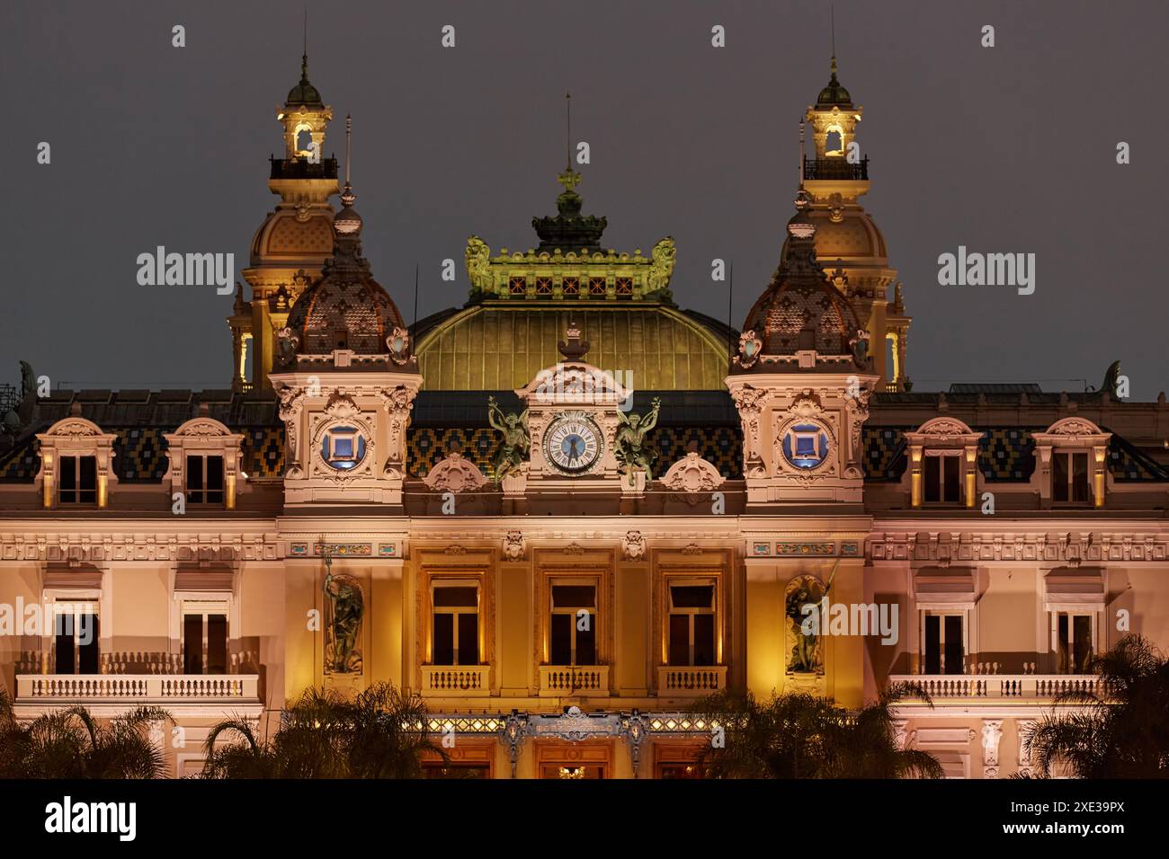 Monaco, Monte-Carlo, 12 novembre 2022 : la célèbre place du Casino Monte-Carlo est au crépuscule, attraction éclairage nocturne, luxe Banque D'Images