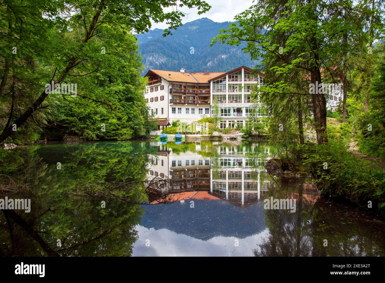 Hôtel sur Badersee (lac Bader) avec panorama sur la montagne, Alpes d'Ammergau, Kramerspitz et Hoher Ziegspit Banque D'Images