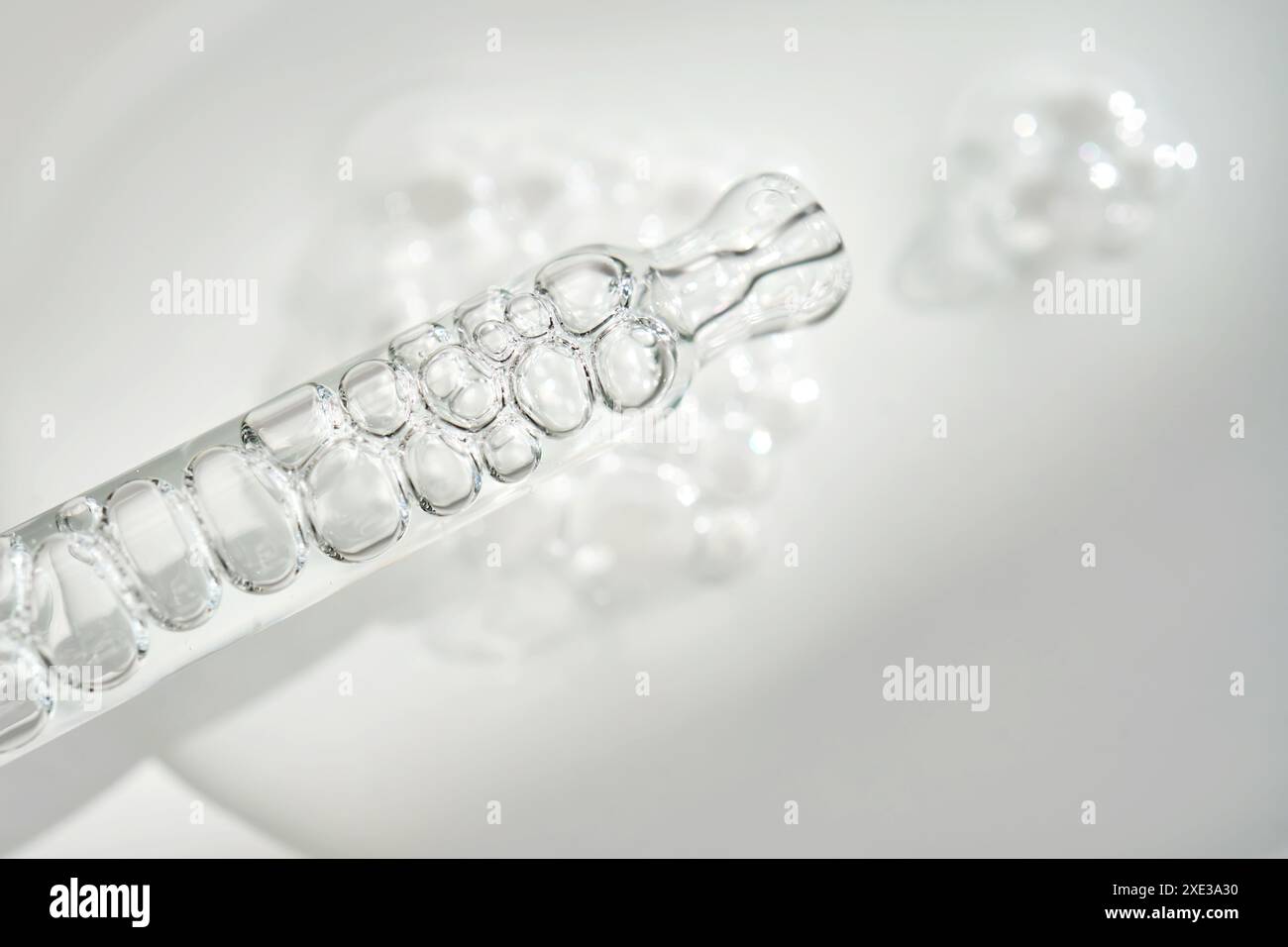 Une pipette transparente de sérum sous le soleil du matin. Banque D'Images