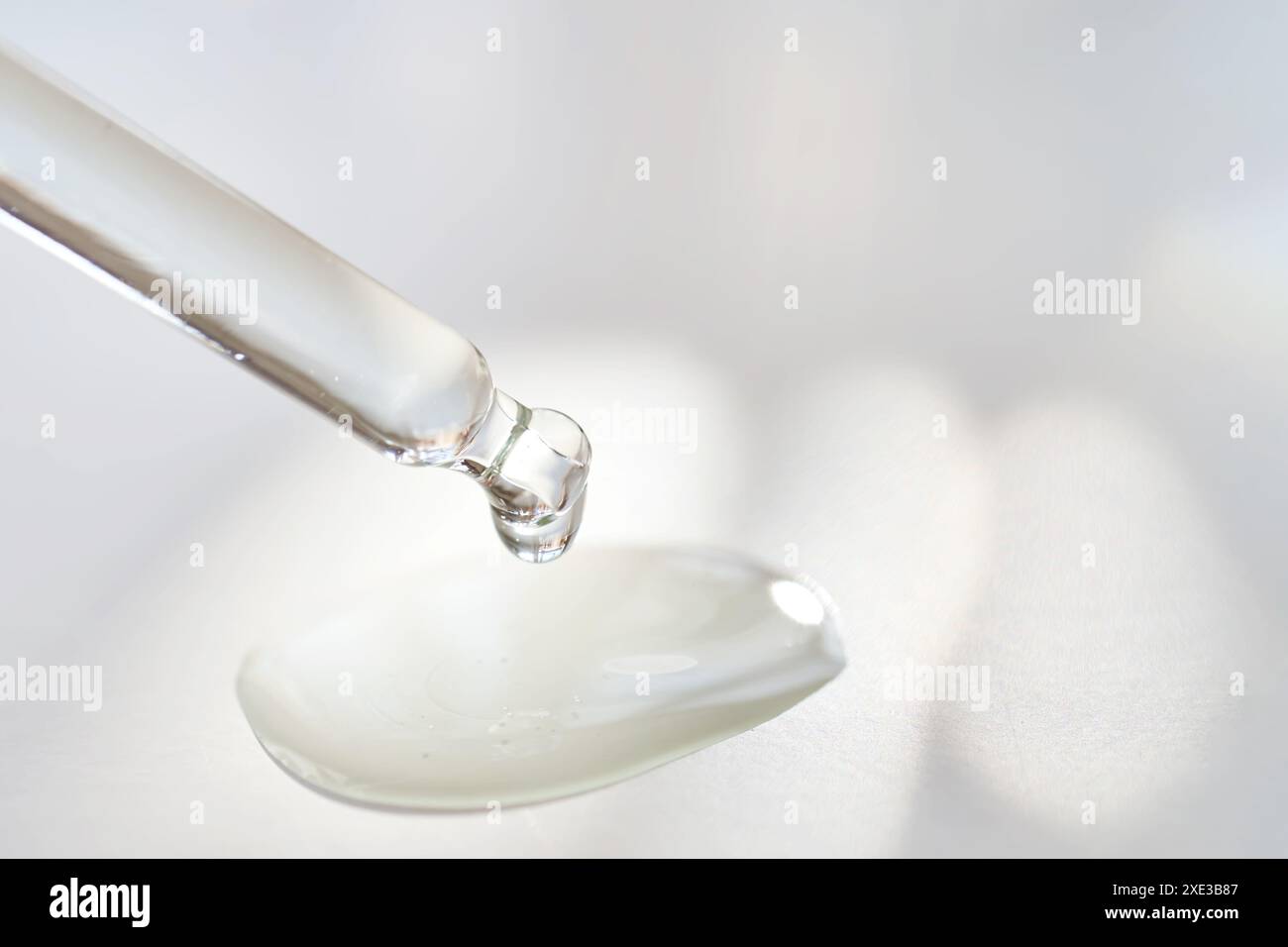 Une pipette transparente de sérum sous le soleil du matin. Banque D'Images