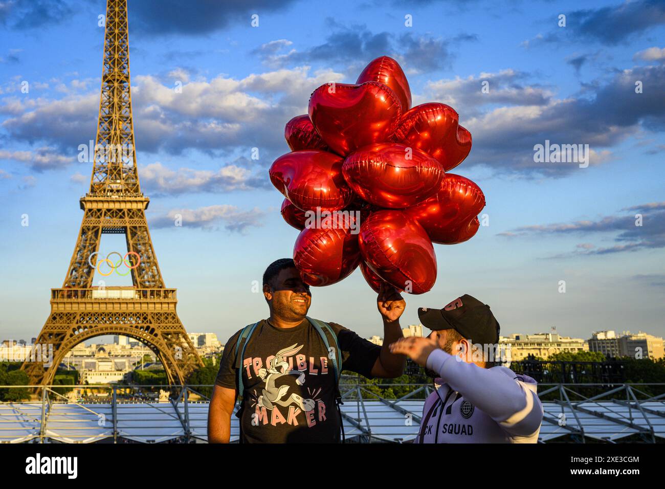 FRANCE. PARIS (75) (7ÈME ARRONDISSEMENT). LES 5 ANNEAUX OLYMPIQUES ONT ÉTÉ INSTALLÉS ENTRE LES 1ER ET 2E ÉTAGES DE LA TOUR EIFFEL POUR L’OLYMP DE PARIS 2024 Banque D'Images