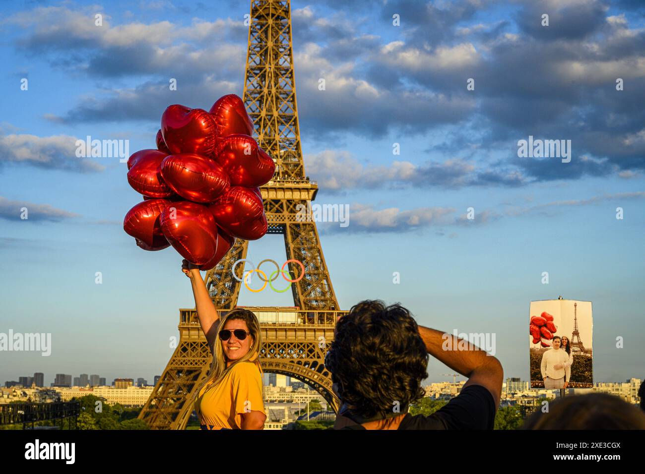 FRANCE. PARIS (75) (7ÈME ARRONDISSEMENT). LES 5 ANNEAUX OLYMPIQUES ONT ÉTÉ INSTALLÉS ENTRE LES 1ER ET 2E ÉTAGES DE LA TOUR EIFFEL POUR L’OLYMP DE PARIS 2024 Banque D'Images
