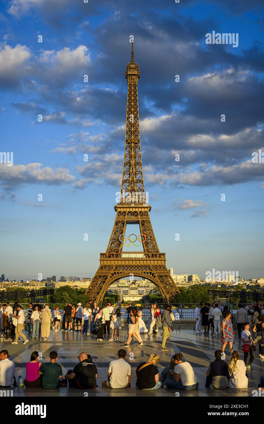 FRANCE. PARIS (75) (7ÈME ARRONDISSEMENT). LES 5 ANNEAUX OLYMPIQUES ONT ÉTÉ INSTALLÉS ENTRE LES 1ER ET 2E ÉTAGES DE LA TOUR EIFFEL POUR L’OLYMP DE PARIS 2024 Banque D'Images