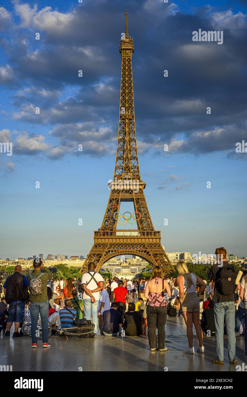 FRANCE. PARIS (75) (7ÈME ARRONDISSEMENT). LES 5 ANNEAUX OLYMPIQUES ONT ÉTÉ INSTALLÉS ENTRE LES 1ER ET 2E ÉTAGES DE LA TOUR EIFFEL POUR L’OLYMP DE PARIS 2024 Banque D'Images