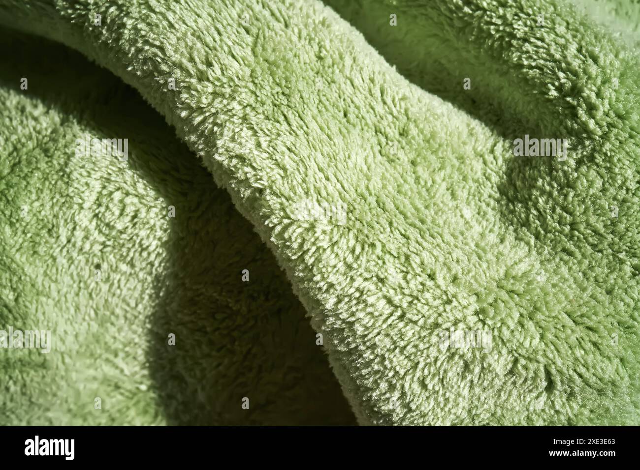 La texture du tissu en peluche doux et délicat de couleur verte. Banque D'Images