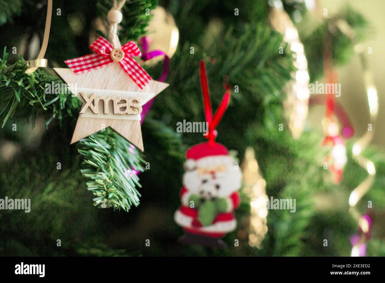 Étoile de Noël sur le fond d'arbre de Noël Banque D'Images Étoile de Noël sur le fond d'arbre de Noël Banque D'Images