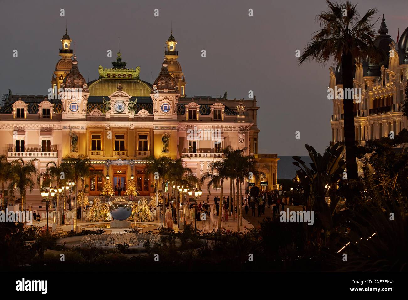 Monaco, Monte-Carlo, 12 novembre 2022 : la célèbre place du Casino Monte-Carlo est au crépuscule, attraction éclairage nocturne, luxe Banque D'Images
