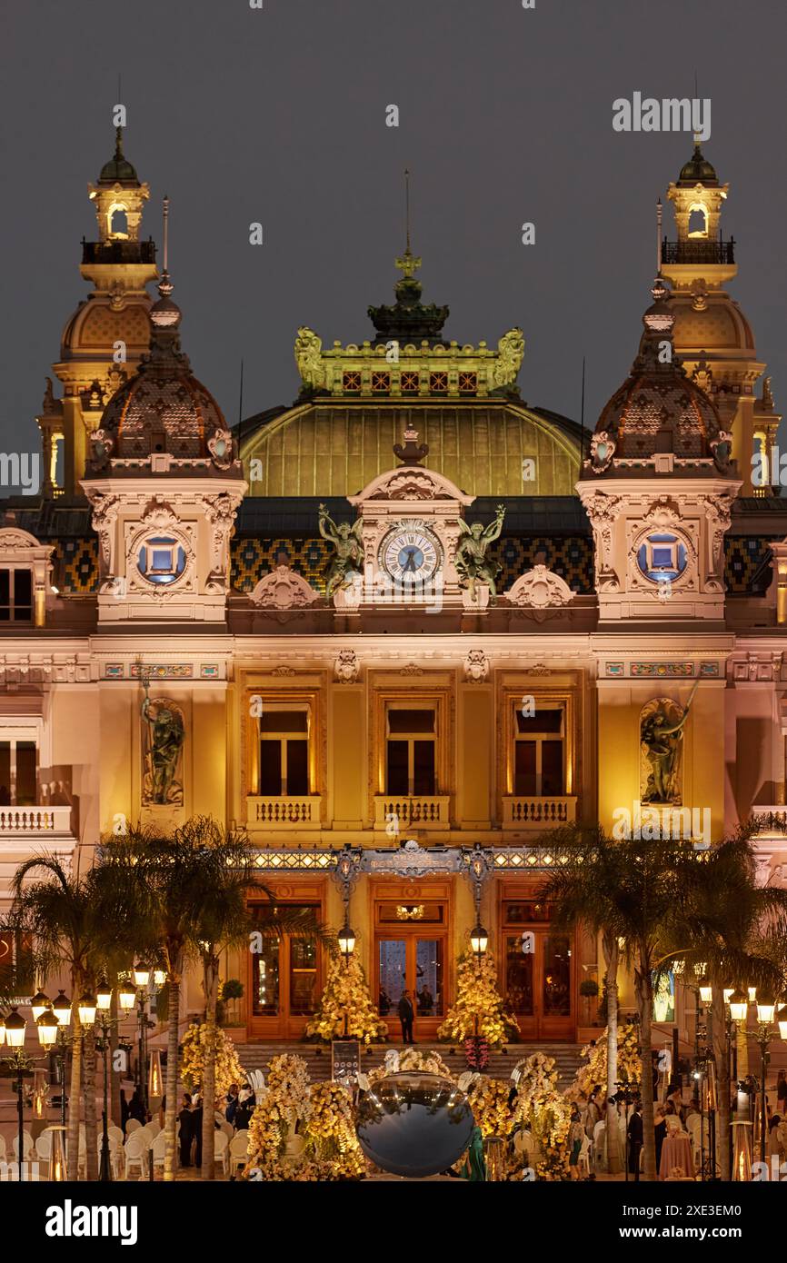 Monaco, Monte-Carlo, 12 novembre 2022 : la célèbre place du Casino Monte-Carlo est au crépuscule, attraction éclairage nocturne, luxe Banque D'Images