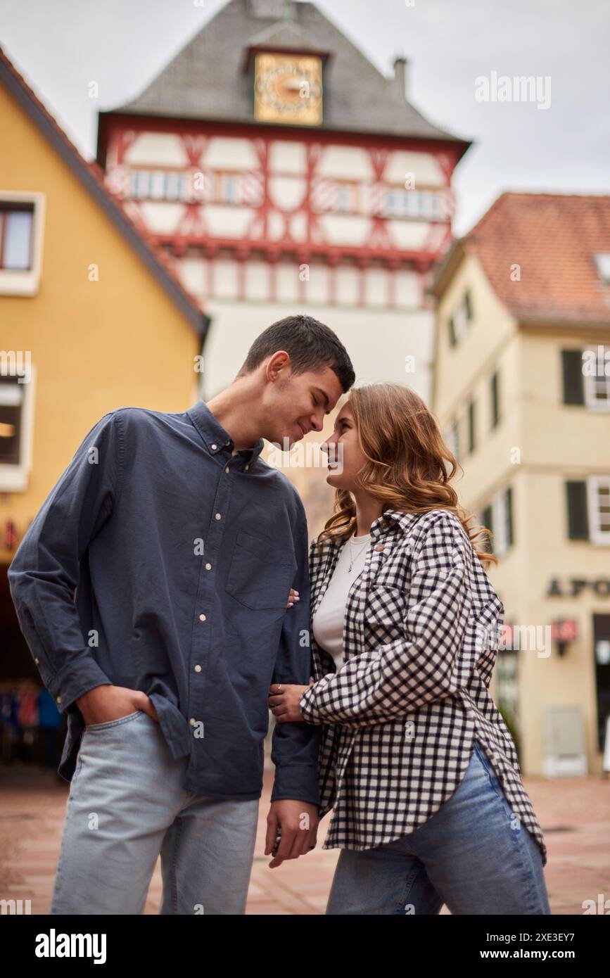 Accueil chaleureux de l'amour des adolescents dans le parc d'automne. Immortaliser les moments de l'adolescence : Love Blossoms in Autumn's Embrace. Adolescents amoureux : Embr Banque D'Images