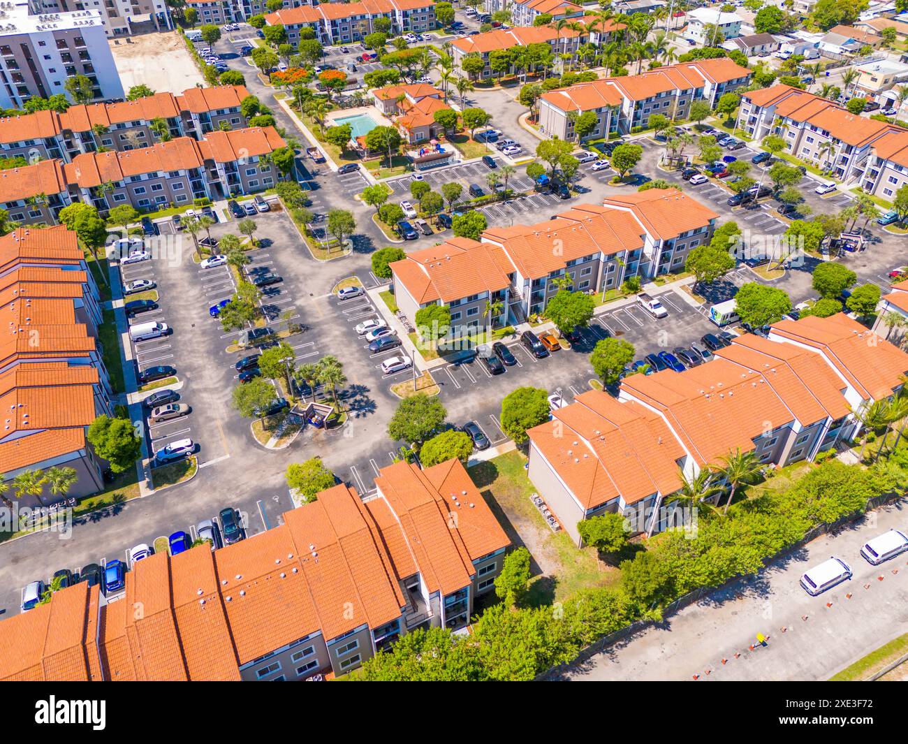 Miami Floride États-Unis. Photo aérienne d'appartements résidentiels à faible revenu. Vue aérienne du toit et du parking Banque D'Images