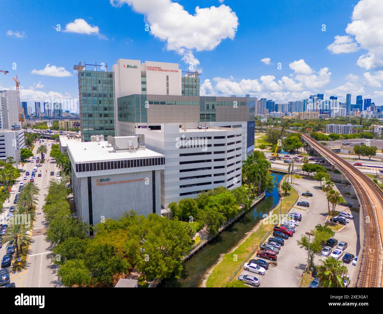 Miami, FL, États-Unis - 31 mai 2024 : photo aérienne U Health Don Soffer Clinical Research Center Miami. Photo aérienne. Paysage urbain Banque D'Images