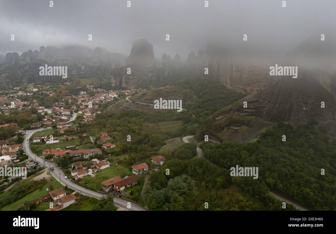 Vue aérienne de la ville de Kalabaka près des célèbres monastères Meteora falaises rocheuses. Grèce monuments, Grèce Europe Banque D'Images
