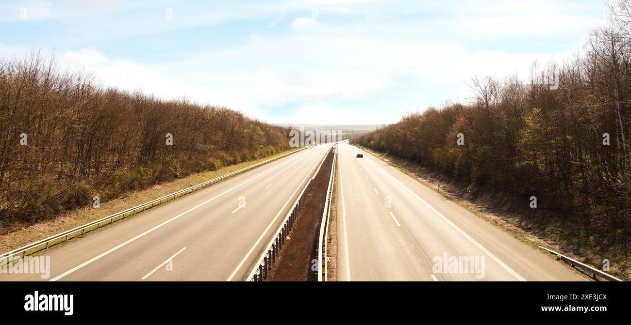 Route vide, autoroute, autoroute allemande. Pas de voitures, personne sur la route. Pas de circulation sur l'autoroute. Banque D'Images