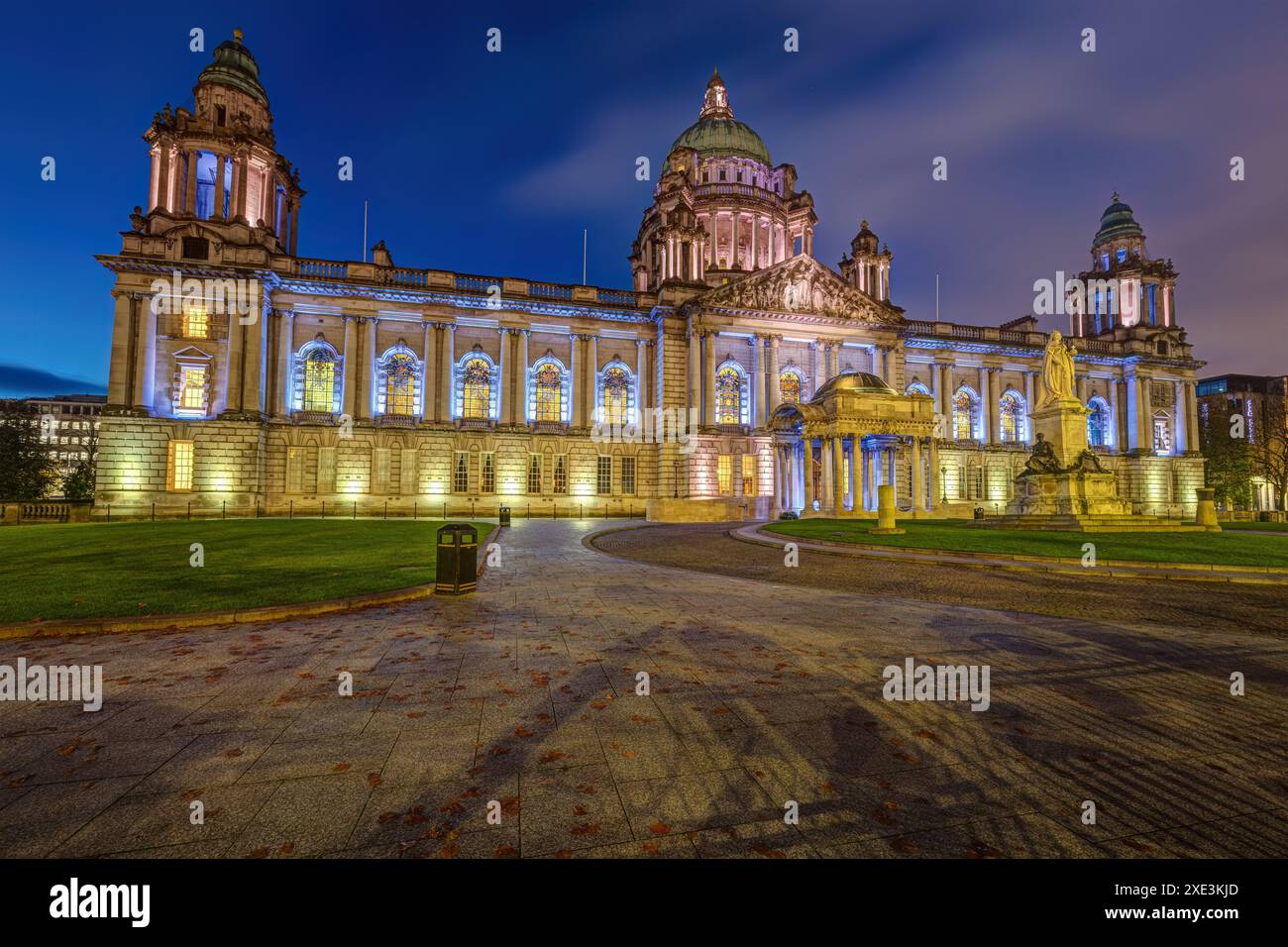 Le magnifique hôtel de ville de Belfast illuminé au crépuscule Banque D'Images