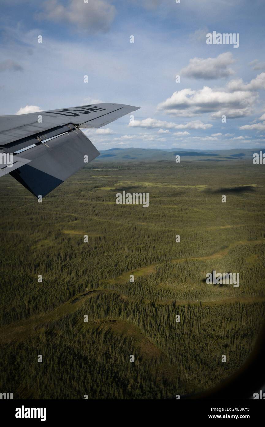 Un KC-135 Stratotanker affecté à la 168e Escadre de la Garde nationale aérienne de l'Alaska, retourne à la base aérienne d'Eielson après une mission de ravitaillement aérien pendant Red Flag Alaska 24-2, le 13 juin 2024. La 168th Wing a emmené les 25th et 51st Fighter Squadron maintenance Airmen et les 25th et 355th Fighter Squadron Flight Docs dans les cieux au-dessus de l'Alaska lors d'une mission de ravitaillement aérien KC-135 Stratotanker Red Flag 24-2 de la 168th Wing et d'un tour de motivation, leur offrant une expérience unique et inoubliable. Le GT 168 joue un rôle unique dans la prestation d'un soutien vital au ravitaillement en air dans les régions du Pacifique et de l'Arctique et joue Banque D'Images