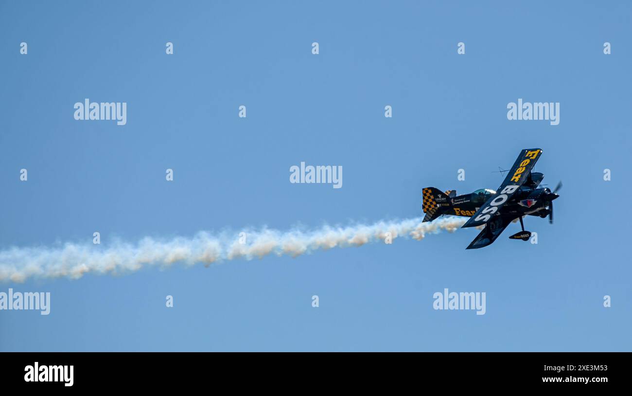 Jon Melby dans son avion Pitts S-1-11B « Fear Boss » effectue une démonstration aérienne lors du spectacle aérien Fairchild Skyfest 2024 à la base aérienne Fairchild, Washington, le 21 juin 2024. Team Fairchild a organisé le Skyfest 2024 Airshow les 22 et 23 juin pour remercier la communauté locale pour son soutien et ses partenariats. Au cours de l'événement, les participants ont observé des performances de l'équipe de démonstration A-10 Thunderbolt II, de l'équipe de parachutistes Wings of Blue, de L'UH-1N Huey et de divers autres actes aériens, ainsi que des démonstrations statiques. Des événements comme SkyFest permettent aux communautés de l'Inland Northwest d'assister à l'IA militaire américaine Banque D'Images