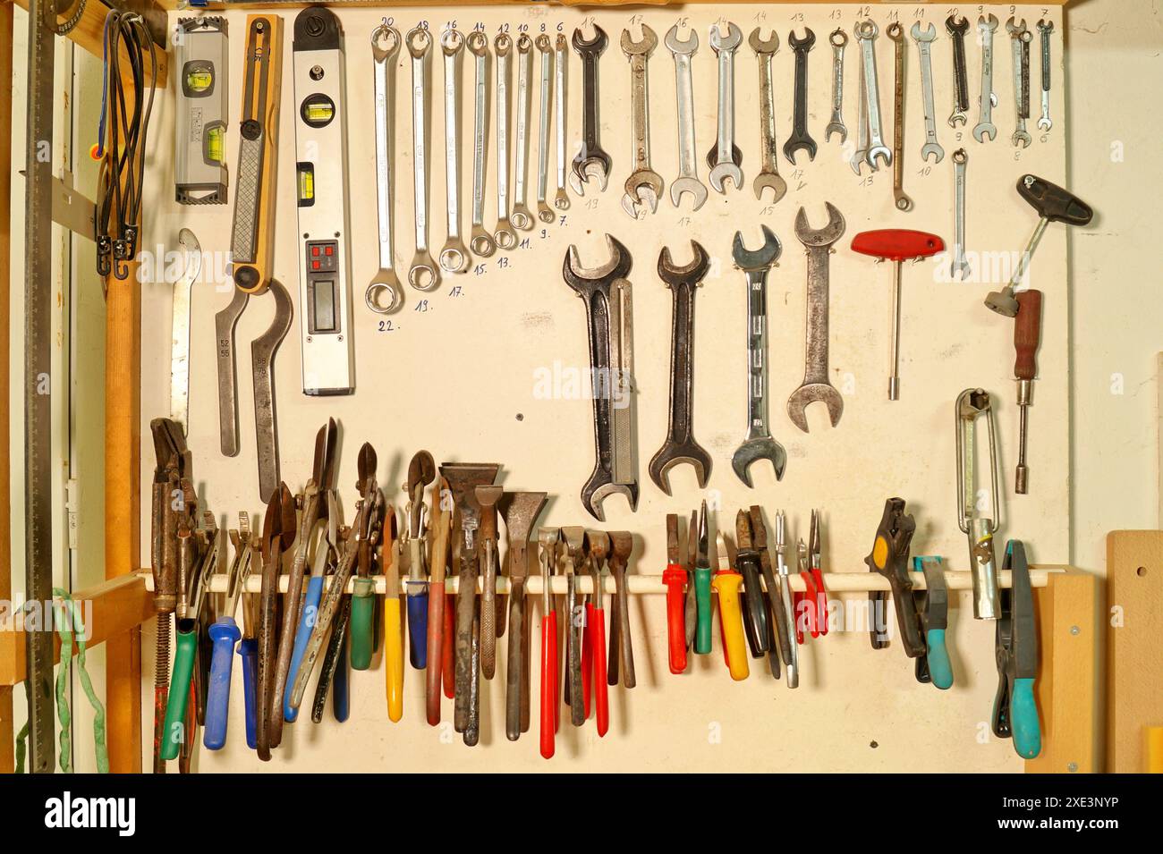 Collection d'outils de travail. Outils de travail. Outils à main dans l'atelier sur mur en bois. menuiserie, cra Banque D'Images