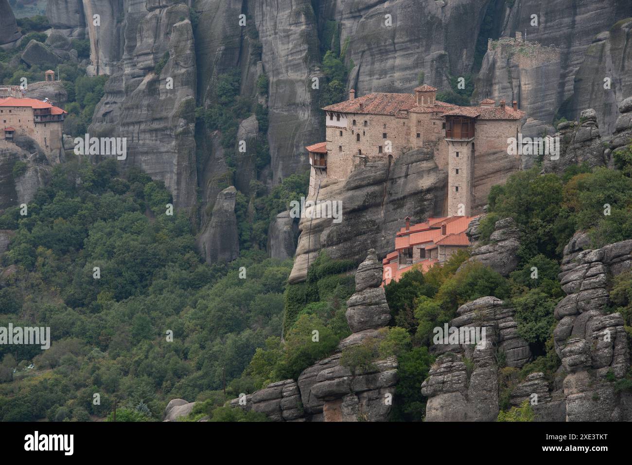 Les monastères de meteora kalampaka sont construits au sommet d'une crête de grès. Monastère Sainte barbara Rousanou, kalabaka Grèce Banque D'Images