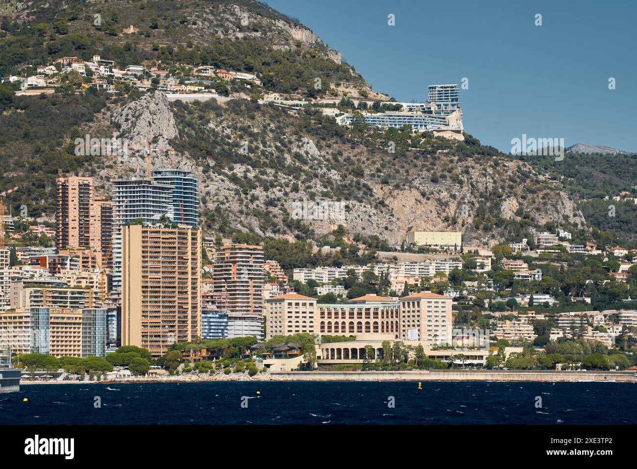 Monaco, Monte Carlo, 28 septembre 2022 : célèbre hôtel Monte-Carlo Bay, embarcadère de la plage Larvotto, plage Méridionale Banque D'Images