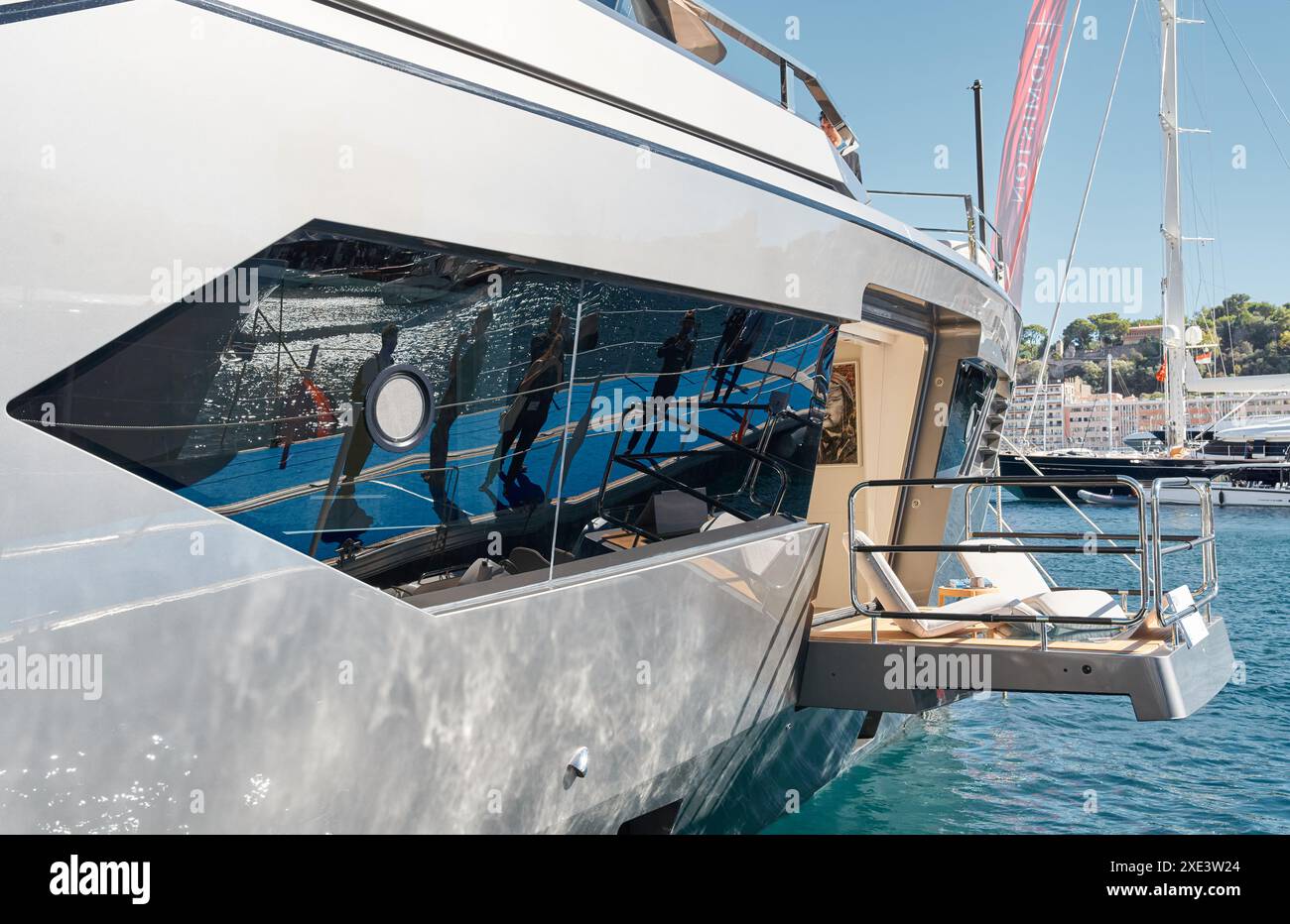 Monaco, Monte Carlo, 28 septembre 2022 - soleil éblouissant sur la planche brillante du méga yacht, ancre, tranquillité dans le port Hercule, proue de Banque D'Images