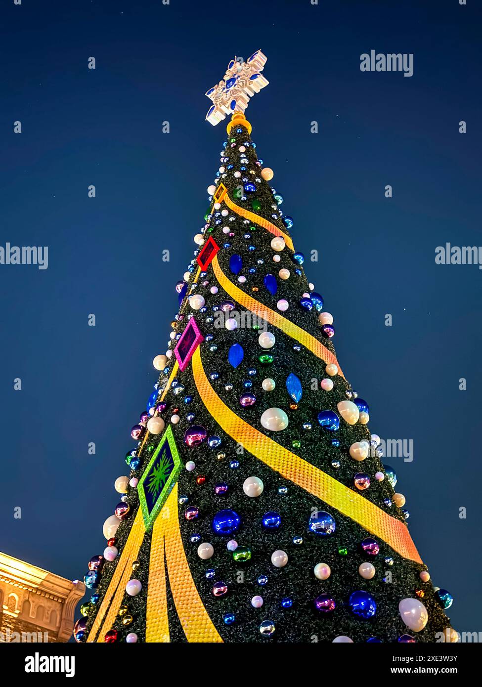 Osaka, Japon. Dec. 16, 2023. Sapin de Noël illuminé de différentes couleurs dans le quartier Konohana d'Osaka Banque D'Images