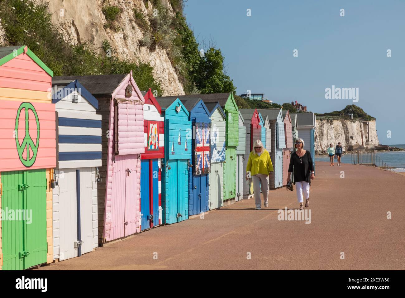 Angleterre, Kent, Broadstairs, Stone Bay, Row of Coloriful Beach Huts Banque D'Images
