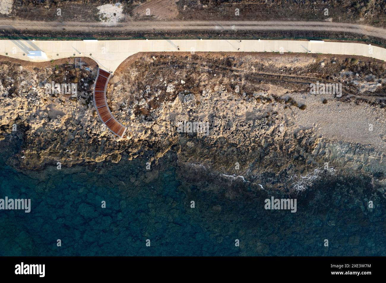 Paysage de drone de l'infrastructure des sentiers côtiers avec des gens marchant le matin. Côte de mer rocheuse. Chemin de randonnée. Banque D'Images