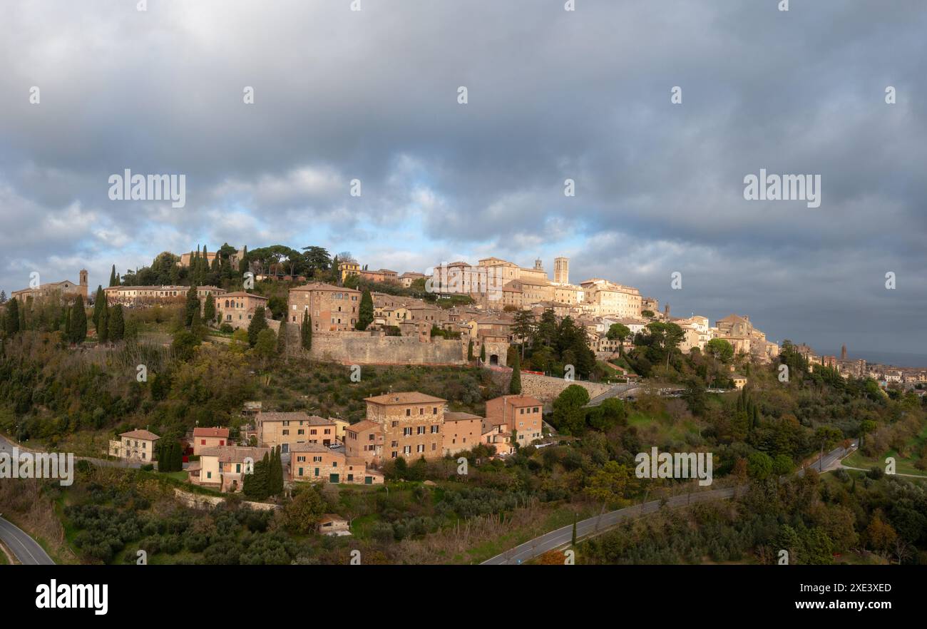 Vue drone sur le village toscan perché et capitale du vin de Montepulciano Banque D'Images