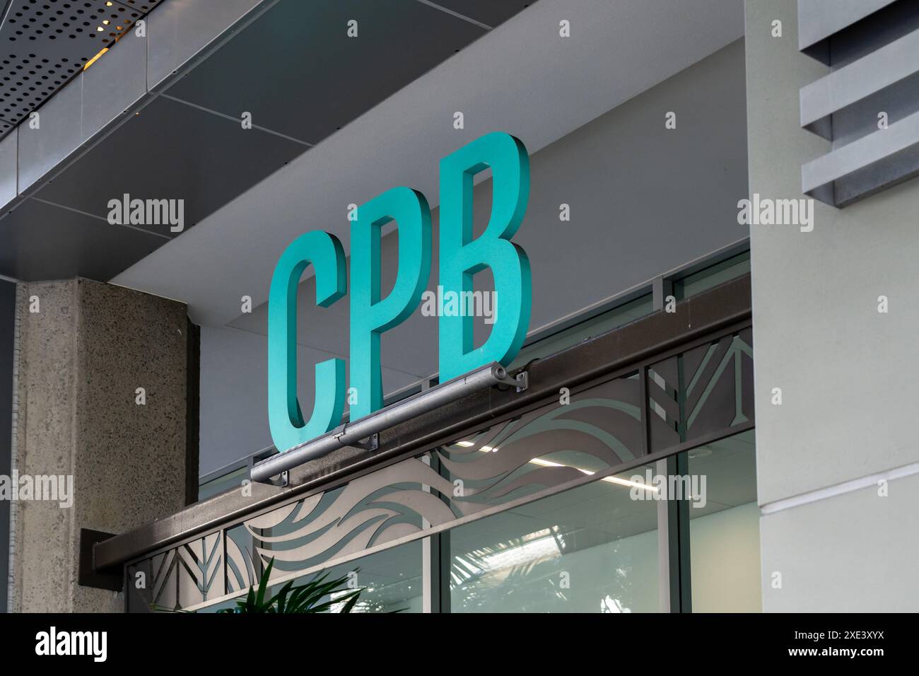 Gros plan du panneau CPB (Central Pacific Bank) sur le bâtiment à Waikiki, Hawaï. Banque D'Images