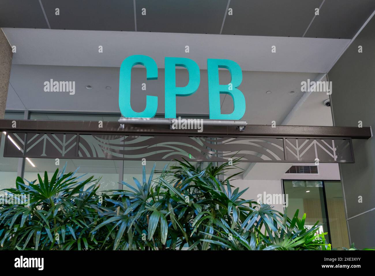 Gros plan du panneau CPB (Central Pacific Bank) sur le bâtiment à Waikiki, Hawaï. Banque D'Images