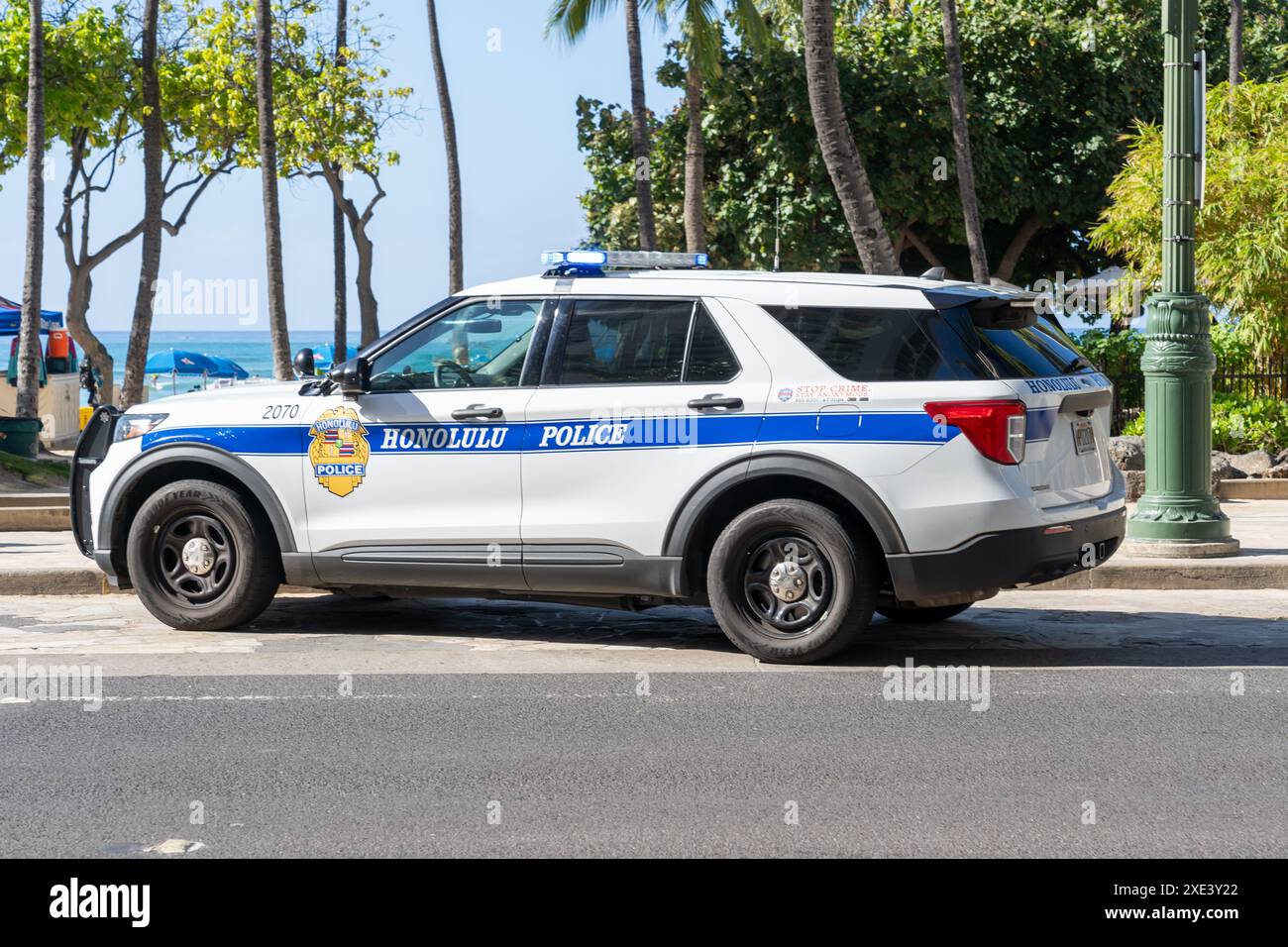 Une voiture de police d'Honolulu à la plage de Waikiki, Hawaï. Banque D'Images