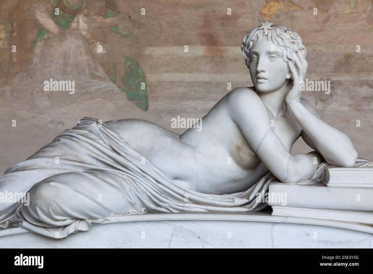 Pise, Italie - statue triste dans le cimetière. Sculpture en marbre blanc vintage, chagrin de femme Banque D'Images