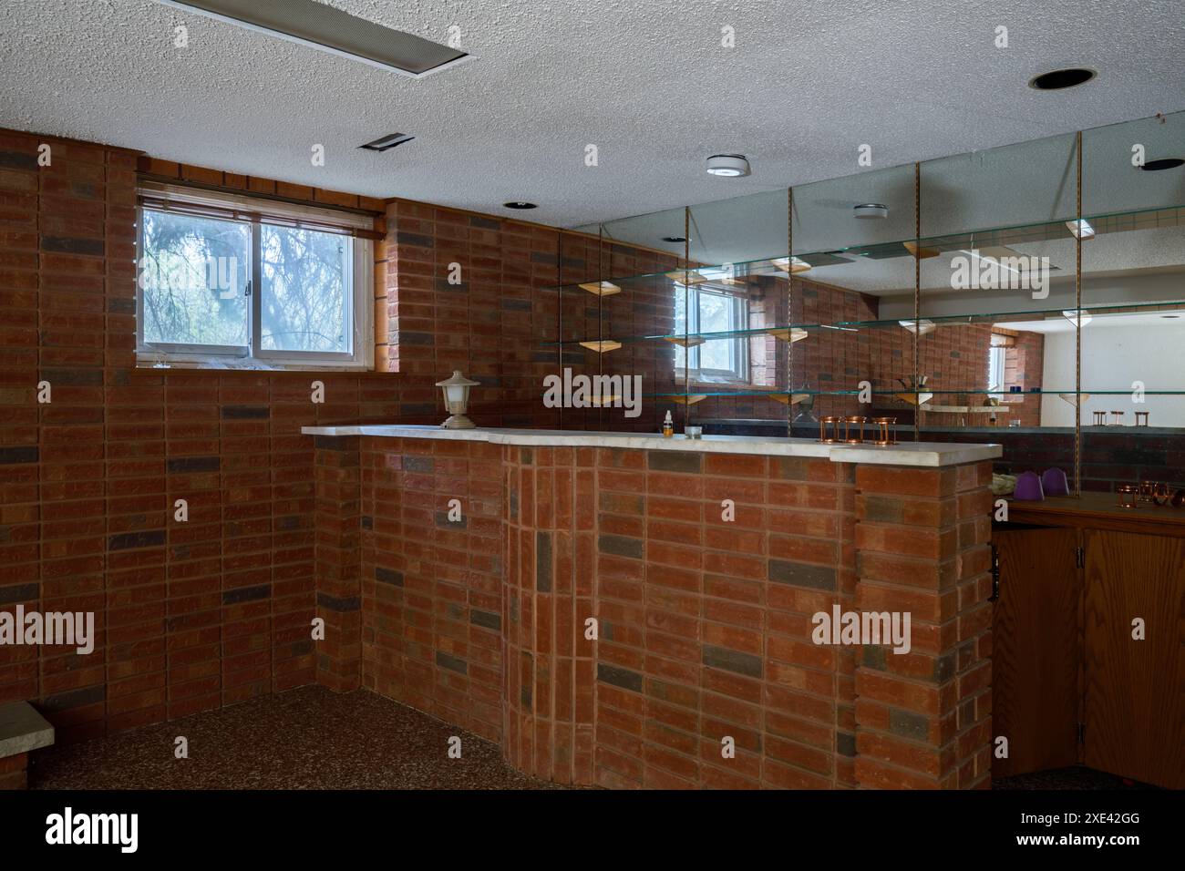 Un bar de sous-sol en briques à l'intérieur d'une maison. La maison a été démolie Banque D'Images