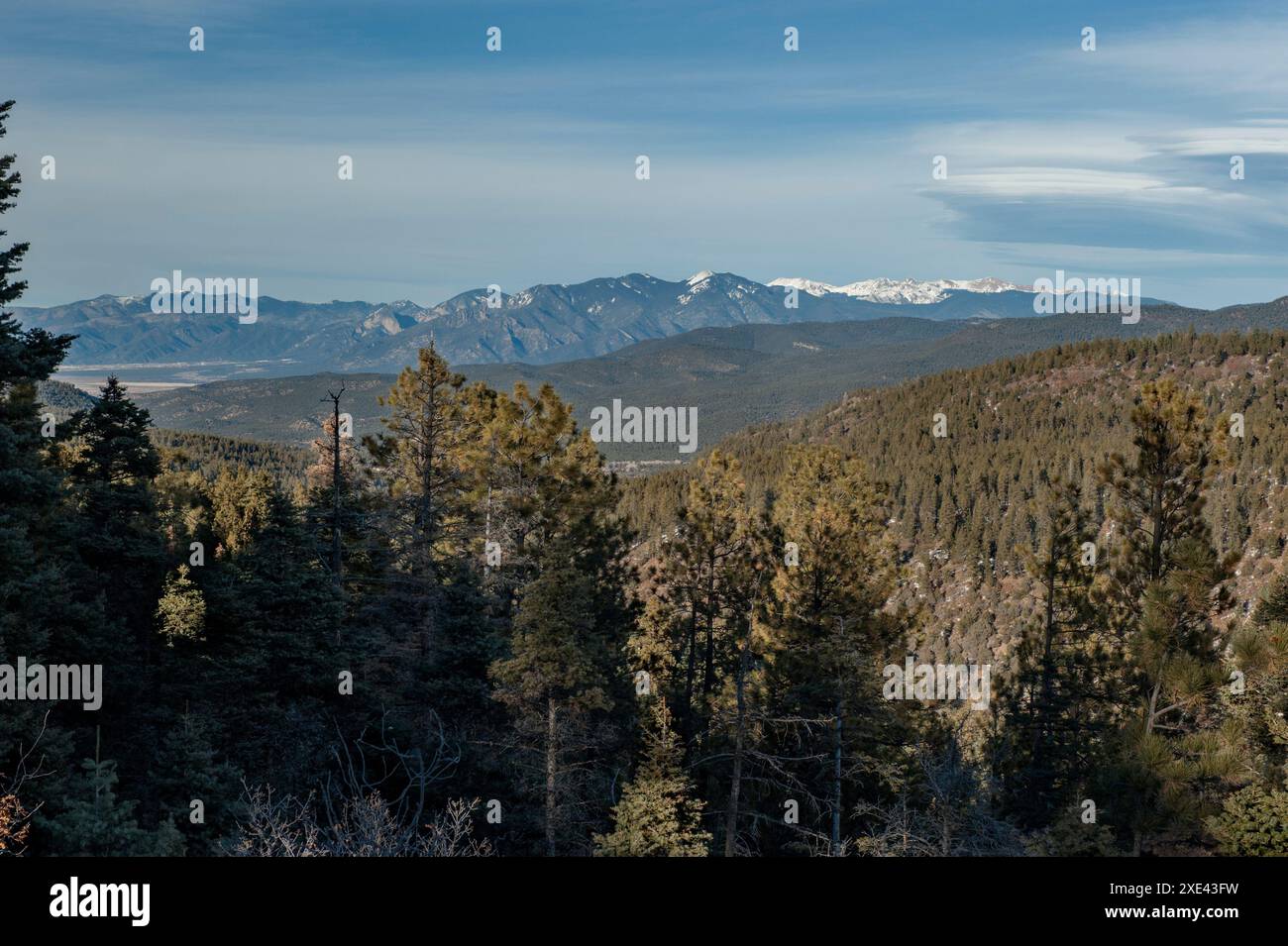 Les montagnes de Sangre de Cristo depuis un point de vue sur la New Mexico State route 518, au sud de Taos. Banque D'Images