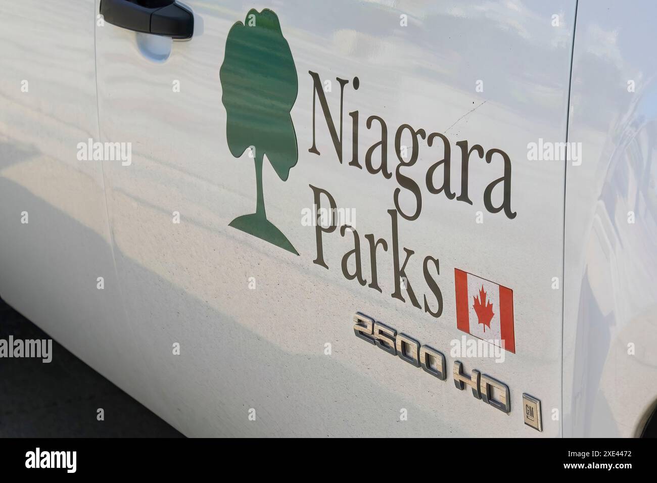 Niagara, Ontario, Canada. 2 janvier 2024. Gros plan sur le logo Niagara Parks sur un véhicule. Banque D'Images
