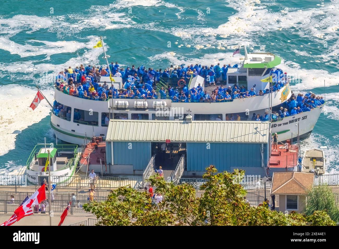 Niagara, Ontario, Canada. 2 janvier 2024. Une excursion en bateau aux chutes du Niagara est sur le point de mettre les voiles. Banque D'Images