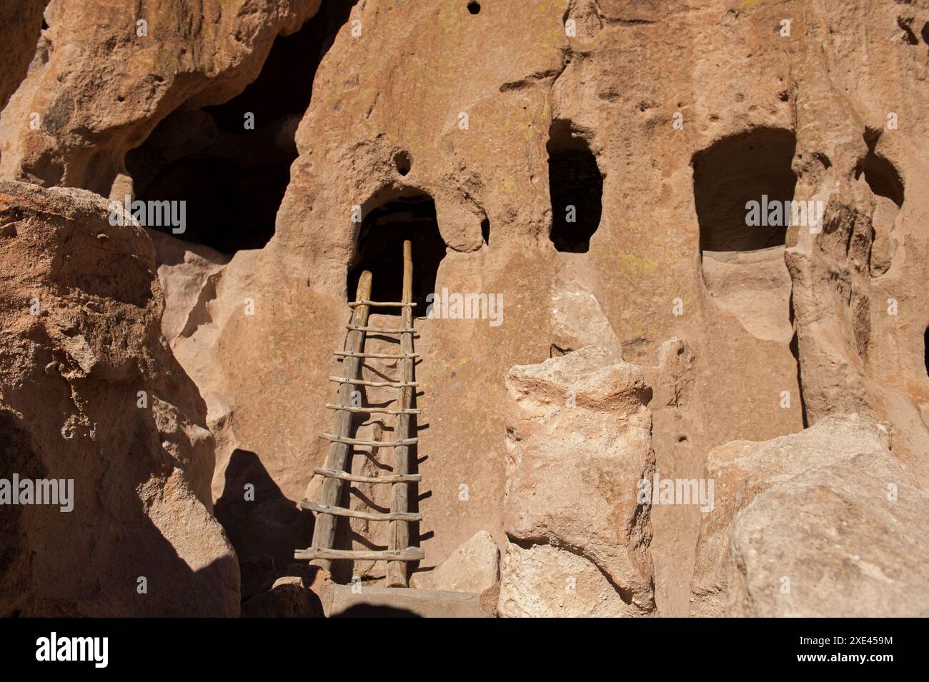 L'une des maisons de falaise dans le Bandelier National Monument près de Los Alamos, Nouveau-Mexique Banque D'Images