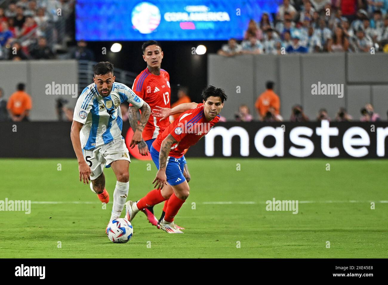 East Rutherford, États-Unis. 25 juin 2024. Víctor Davila et Erick Pulgar, du Chili, se battent pour le ballon de possession avec Nicolas Gonzalez, d'Argentine, lors du match du CONMEBOL Copa America Group A entre le Chili et l'Argentine, au MetLife Stadium, à East Rutherford, aux États-Unis, le 25 juin. Photo : Rodrigo Caillaud/DiaEsportivo/Alamy Live News crédit : DiaEsportivo/Alamy Live News Banque D'Images