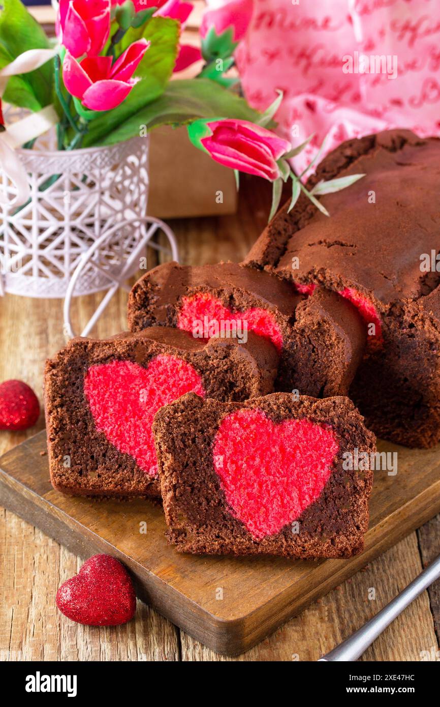 Dessert Saint-Valentin, anniversaire ou fête des mères, plats festifs faits maison. Gâteau au brownie au chocolat sucré fait maison avec HEA rouge Banque D'Images