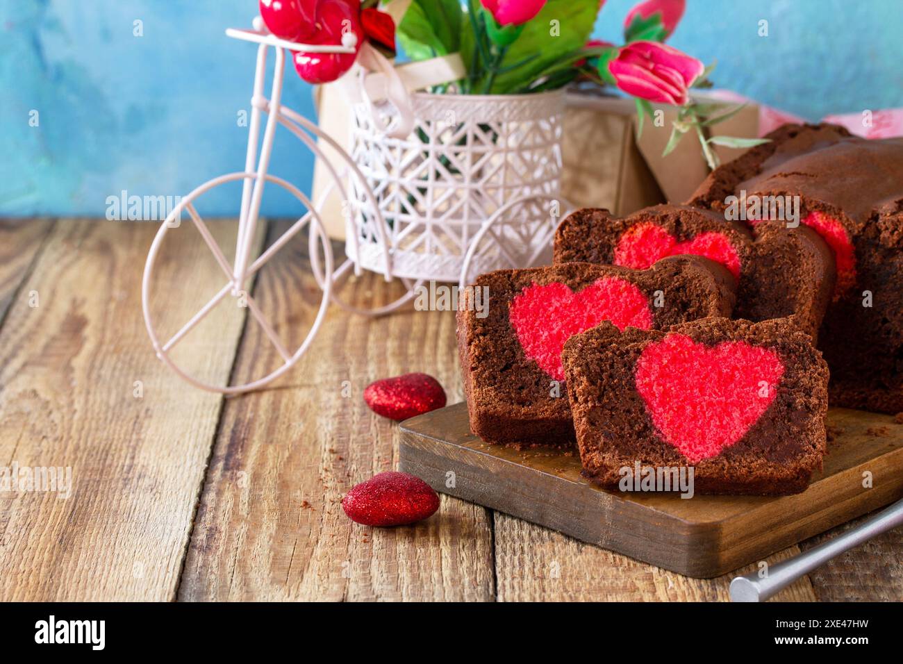 Dessert Saint-Valentin, anniversaire ou fête des mères, plats festifs faits maison. Gâteau au brownie au chocolat sucré fait maison avec HEA rouge Banque D'Images
